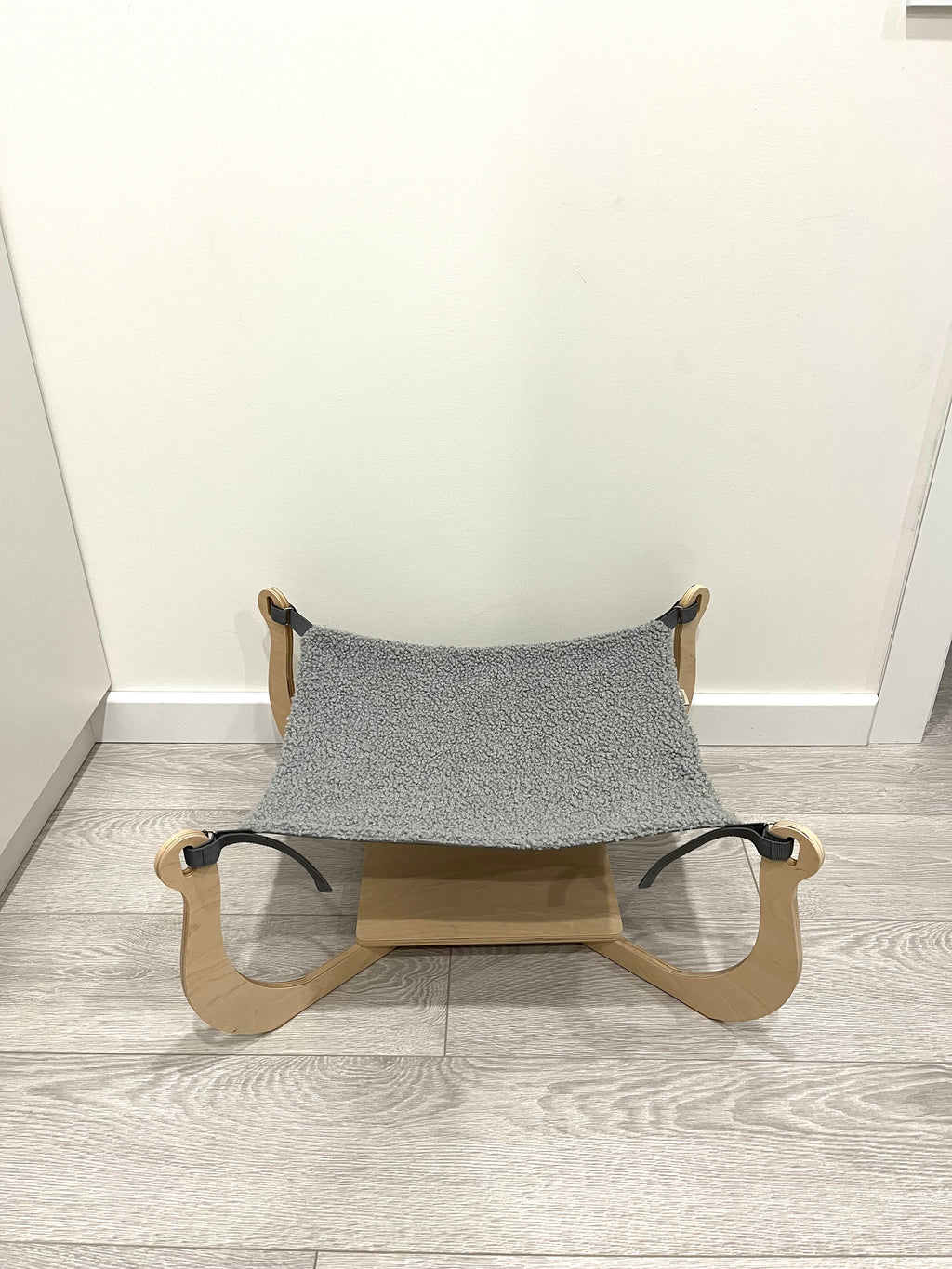 👉 OASIS – Struttura in legno per amaca per gatti (senza tessuto)